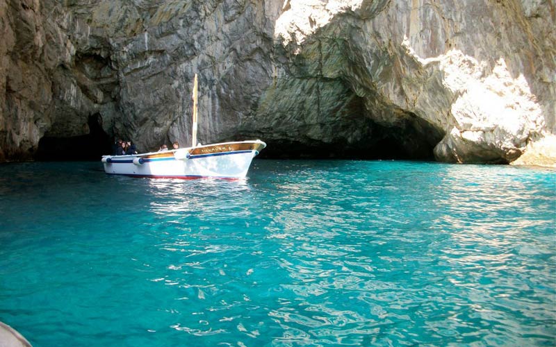 A private boat tour of Capri with Gianni: unforgettable!