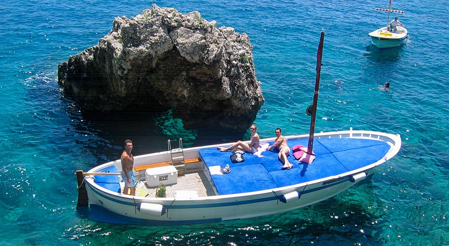 Fatevi un regalo: prenotate un tour privato con Gianni. Vi tufferete in un mare dai colori mai visti e ammirerete Capri sdraiati sulla vostra barca privata! Sarà un ricordo meraviglioso per tutta la vita.